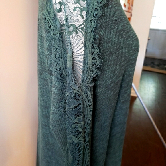 Knox Rose lace sleeve top in dark green. - Picture 3 of 7
